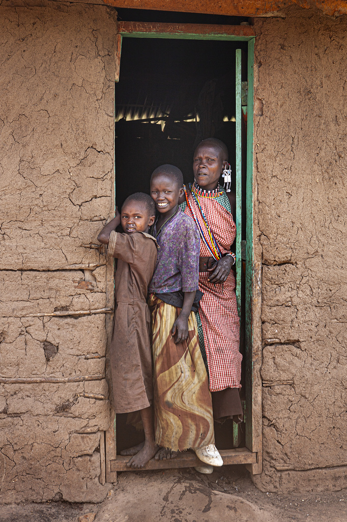 En la puerta de su casa