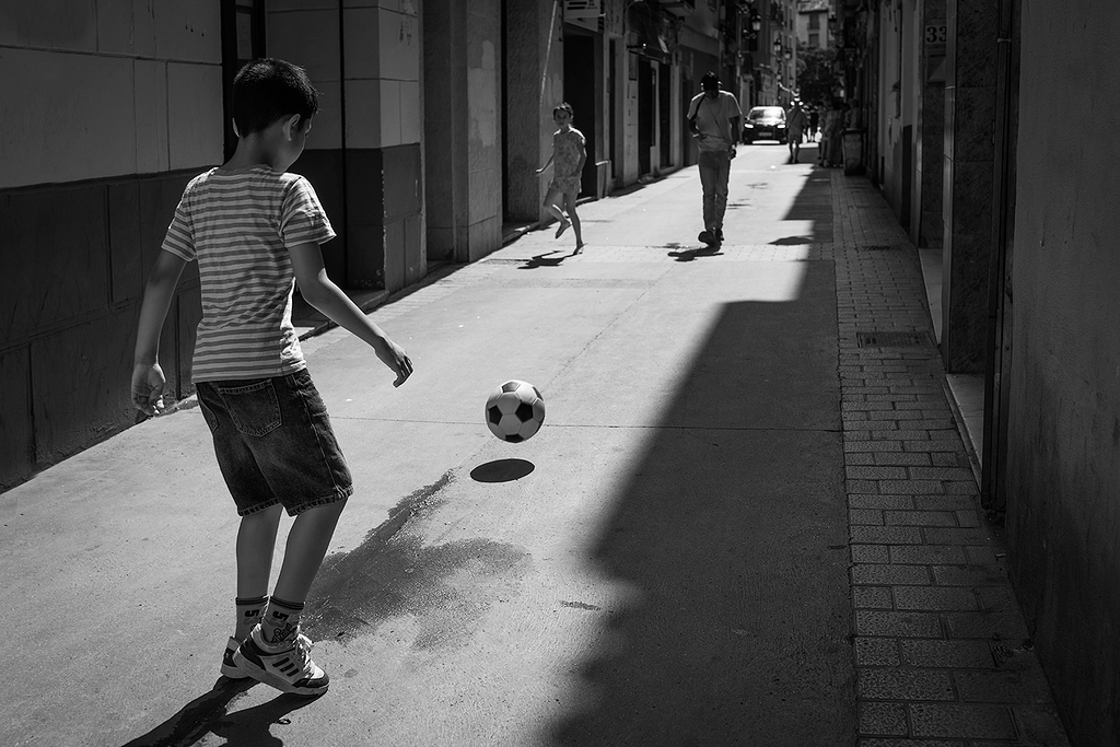 Un balón en la calle