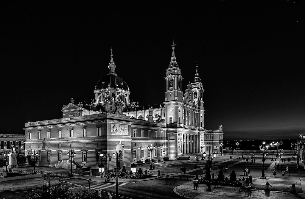 La Almudena en negro y blanco