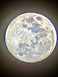 Luna con detalles.