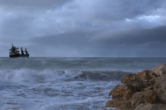 Barco mercante en tormenta