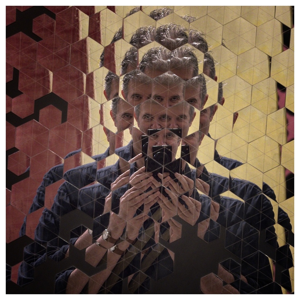 Autorretrato con supuesta obra de arte moderna