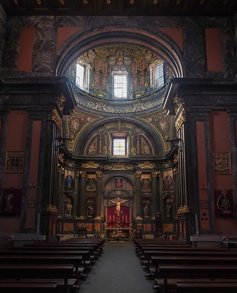 Me voy acercando al Altar Mayor