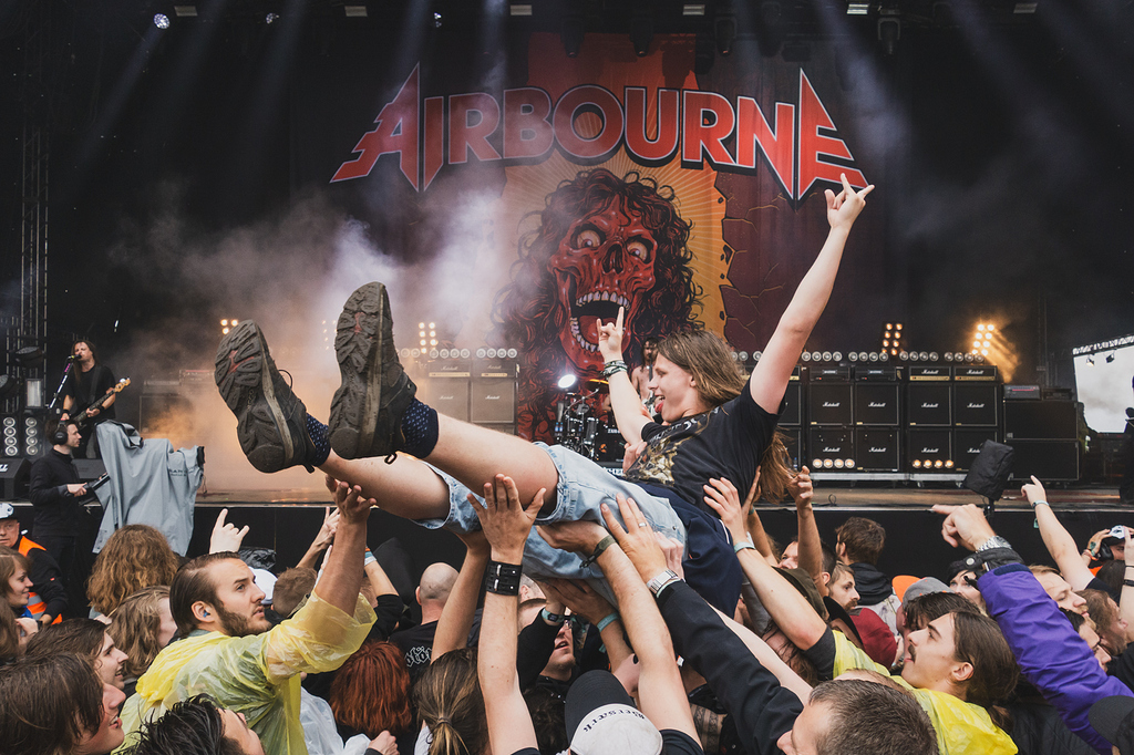 Crowd Surfing - La Serie