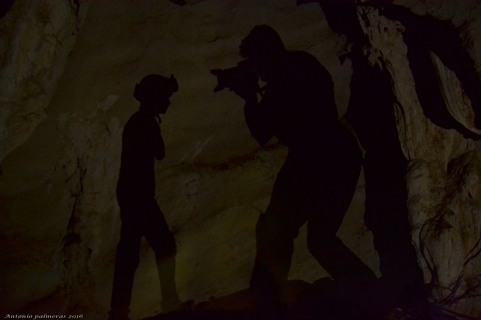 sombras en la cueva copia