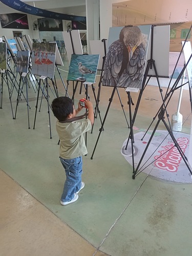 Niño haciendo foto de mi foto