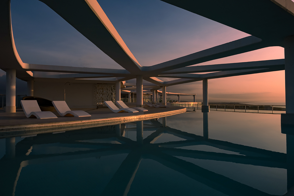 Reflejos en la piscina